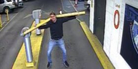 Sfidon aftësitë e tij në peshëngritje, shkunjon nga vendi barrierën e parkingut (Foto)