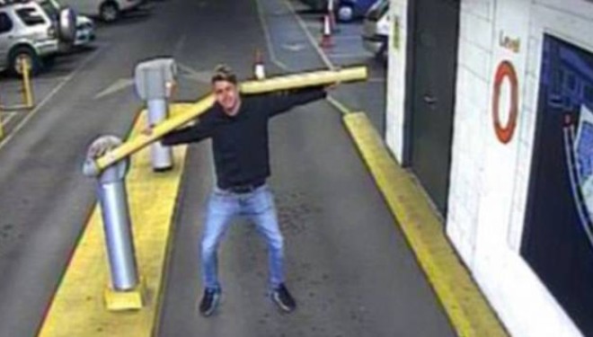 Sfidon aftësitë e tij në peshëngritje, shkunjon nga vendi barrierën e parkingut (Foto)