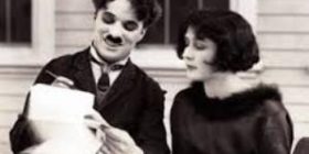 Si e dhunonte Chaplin gruan e tij 16- vjeçare