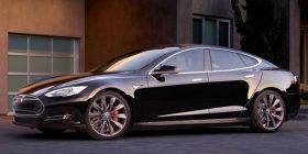 Hakohen uebsajti i Tesla-së dhe llogaria në Twitter