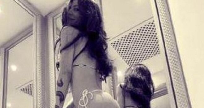 Nike Rivelli: Foto në Twitter ‘Jam kaq seksi’ (Foto)