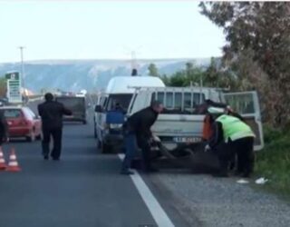 Skandaloze: Viktima e aksidentit, dërgohet në morg me kamion (Video)