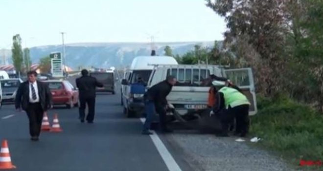 Skandaloze: Viktima e aksidentit, dërgohet në morg me kamion (Video)