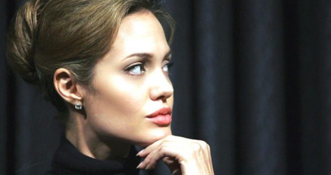 Angelina Jolie, regjisorja e filmit “Captain Marvel”