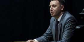 Abrashi: Nuk do të ketë asnjë ditë shkurtim të pushimit të lehonisë