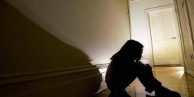 I hyn në shtëpi dhe përdhunon 15-vjeçaren