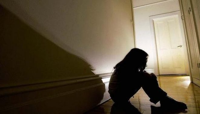 I hyn në shtëpi dhe përdhunon 15-vjeçaren
