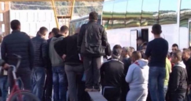 Azili drejt Gjermanisë prek dhe Kukësin, çdo ditë 10 familje synojnë largimin (VIDEO)