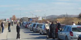 Kolona të gjata në pikëkalimet kufitare Merdare dhe Dheu i Bardhë