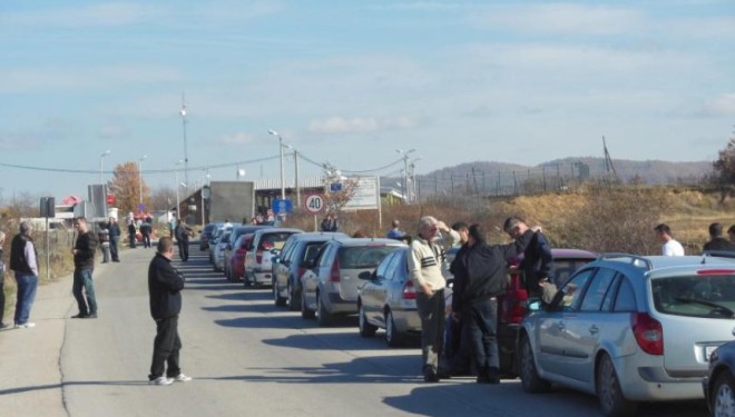 Kolona të gjata në pikëkalimet kufitare Merdare dhe Dheu i Bardhë