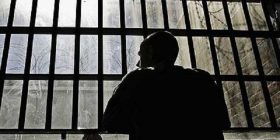 Del nga burgu dhe le shtatzënë gruan e shokut të qelisë