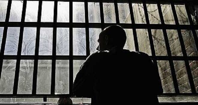 Del nga burgu dhe le shtatzënë gruan e shokut të qelisë