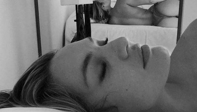 Supermodelja tregon ‘padashje’ byçën tek pasqyra (Foto)
