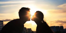 Një virus që përhapet nga puthjet mund të shkaktojë infertilitet