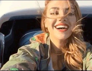 Në rrugët e Parisit, Elvana Gjata argëtohet me Jonida Vokshin / FOTO
