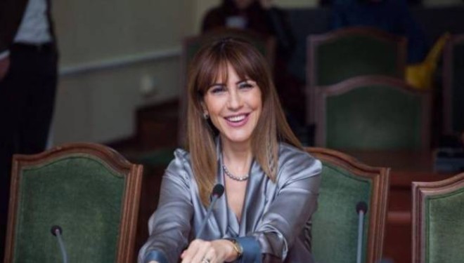 Majlinda Bregu prezanton vajzën bukuroshe