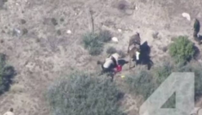 Pamje shokuese: 10 policë rrahin të ikurin (Video)