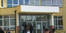 Suharekë: Një person sulmon me sëpatë nxënësit (Video)