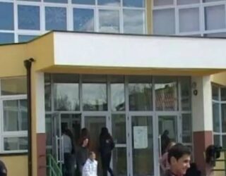 Suharekë: Një person sulmon me sëpatë nxënësit (Video)
