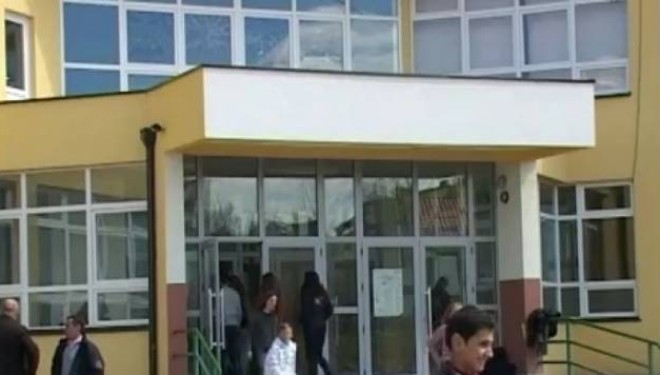 Suharekë: Një person sulmon me sëpatë nxënësit (Video)