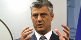 Foto e rrallë: Hashim Thaçi në shkollë të mesme me shokët dhe shoqet e klasës
