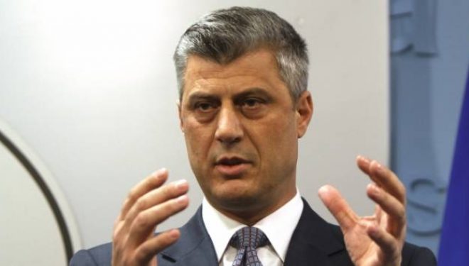 Foto e rrallë: Hashim Thaçi në shkollë të mesme me shokët dhe shoqet e klasës