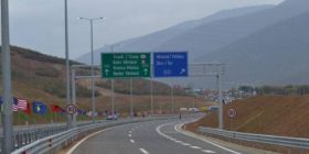 Autostrada e Kombit në terr, hajnat kanë vjedhur ndriçimin (Video)