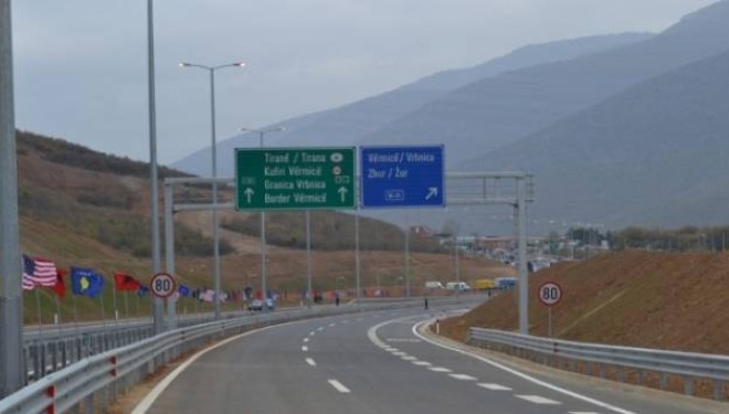 Autostrada e Kombit në terr, hajnat kanë vjedhur ndriçimin (Video)