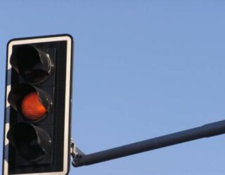 Pejës nuk i ‘hyjnë në punë’ semaforët