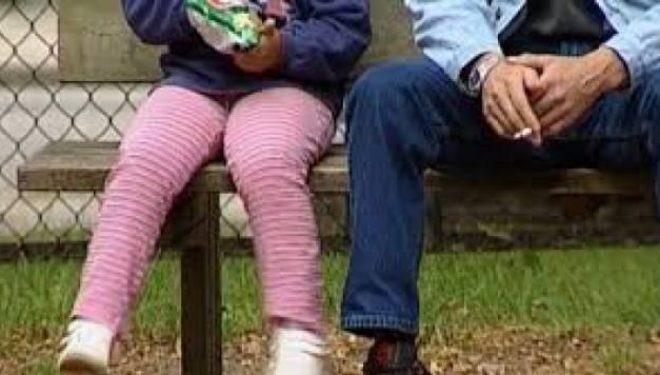Gruaja jeton me një pedofil, mbyll me çelës vajzat për të mos u përdhunuar