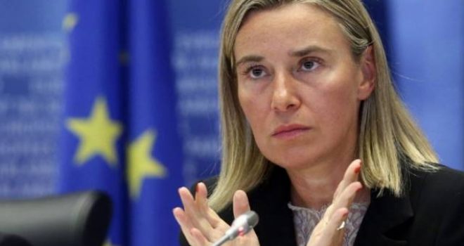 BE mirëpret kthimin e serbëve në institucione