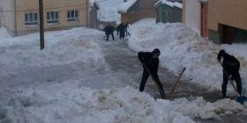 Banorët e Buçes përvjelin krahët – Pastrojnë vetë rrugën