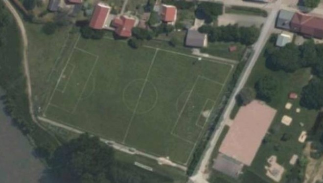 Çfarë nuk shkon me këtë fushë futbolli? (Foto)