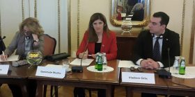 Ganimete Musliu kuq e zi e me flamur të Kosovës në Beograd
