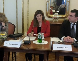 Ganimete Musliu kuq e zi e me flamur të Kosovës në Beograd