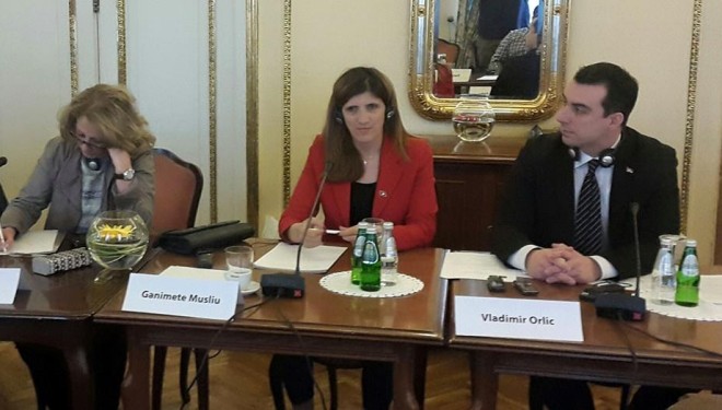Ganimete Musliu kuq e zi e me flamur të Kosovës në Beograd