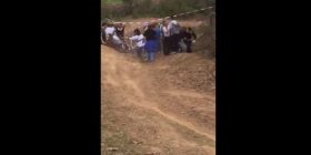Skandaloze: Në Gjilan rrihen me “stupca” kokës (Video+18)