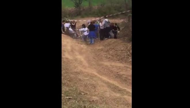 Skandaloze: Në Gjilan rrihen me “stupca” kokës (Video+18)