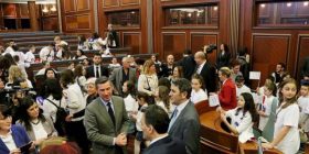 Veseli pret fëmijët e komunitetit turk në Kuvendin e Kosovës