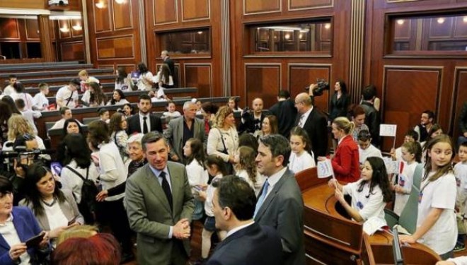 Veseli pret fëmijët e komunitetit turk në Kuvendin e Kosovës