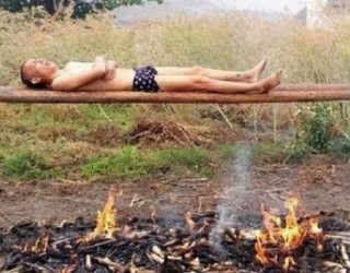 Largon kancerin duke u pjekur si mish mbi zgarë! (Foto)