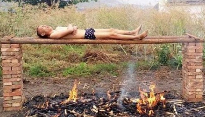 Largon kancerin duke u pjekur si mish mbi zgarë! (Foto)