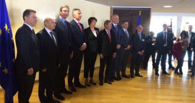 Mustafa dhe Vucic krah për krah në Bruksel
