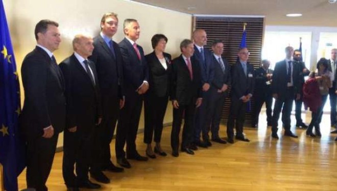 Mustafa dhe Vucic krah për krah në Bruksel