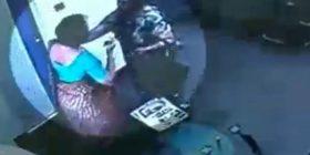 Mamaja rreh drejtoreshën e shkollës së fëmijës (video)
