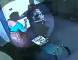 Mamaja rreh drejtoreshën e shkollës së fëmijës (video)