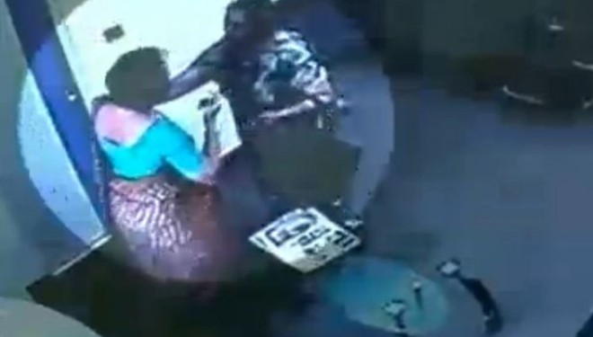 Mamaja rreh drejtoreshën e shkollës së fëmijës (video)