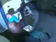 Mamaja rreh drejtoreshën e shkollës së fëmijës (video)