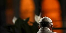 Papa Françesku pagëzon tre shqiptarë në vigjilje të Pashkëve