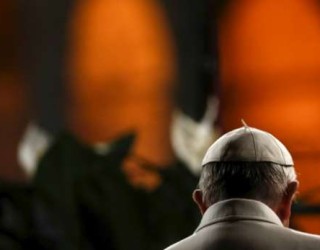 Papa Françesku pagëzon tre shqiptarë në vigjilje të Pashkëve